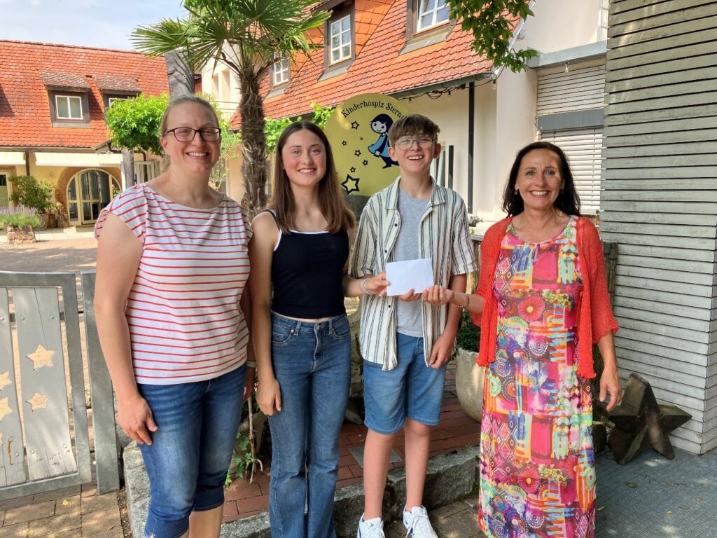 Spendenübergabe der Klasse 8a an das Kinderhospiz Sterntaler