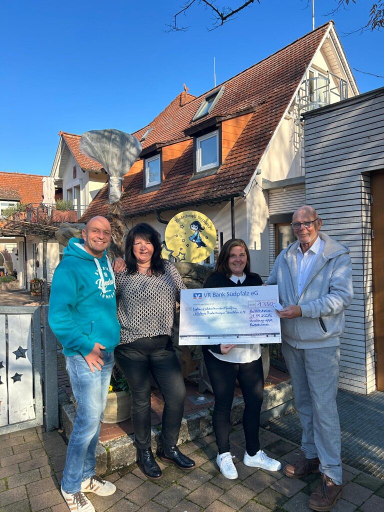 Spende der Theatergruppe des TuS Knittelsheim an das Kinderhospiz Sterntaler