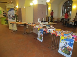 Es ist angerichtet: Kuchen- und Glühweinverkauf im Foyer der Pädagogischen Hochschule Heidelberg