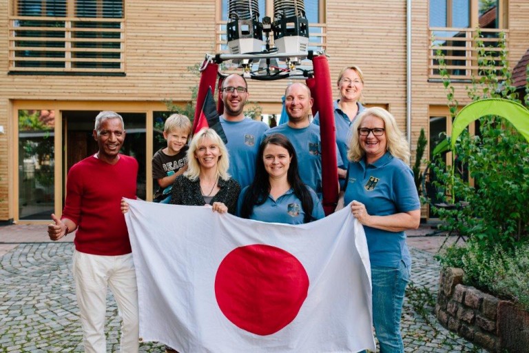 dollyair-Team erobert Himmel über Japan für Sterntaler