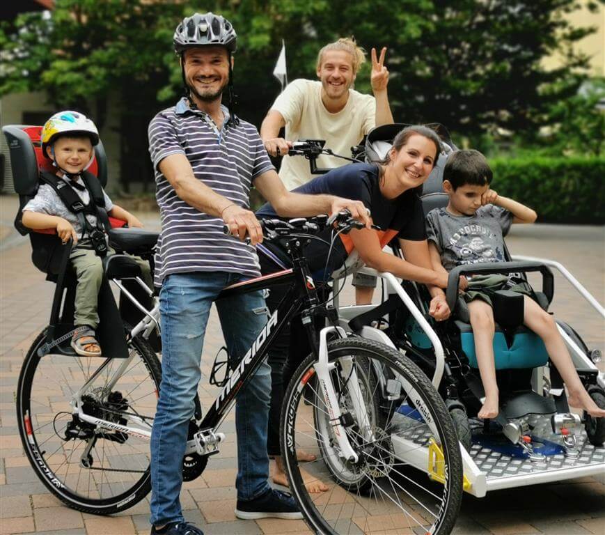 Ein Fahrradausflug mit drei Erwachsenen und zwei Kindern