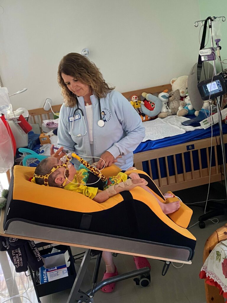 Eine Kinderkrankenschwester betreut ein krankes Kind.
