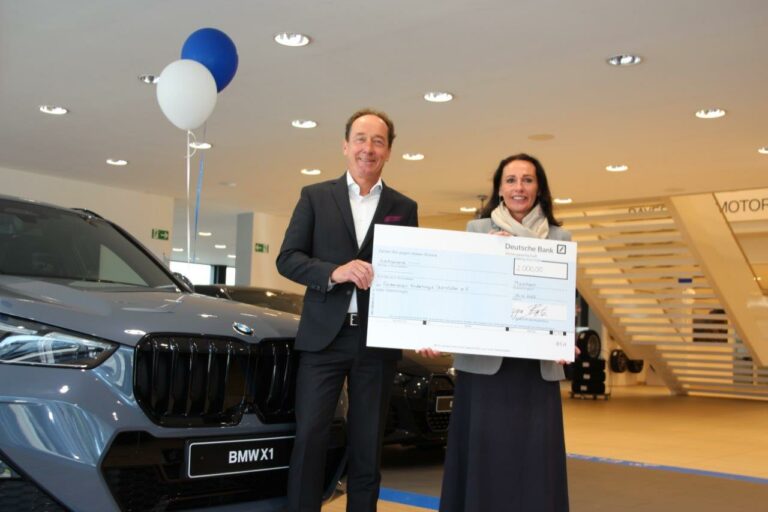 Übergabe des Spendenschecks in der BMW Niederlassung Mannheim