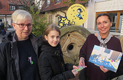 Rheinhäuser Nachwuchs-Hobbykünstler übergeben Spende an Kinderhospiz