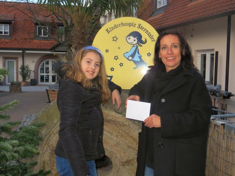 Rheinhäuser Nachwuchs-Hobbykünstlerin übergibt Spende an Kinderhospiz
